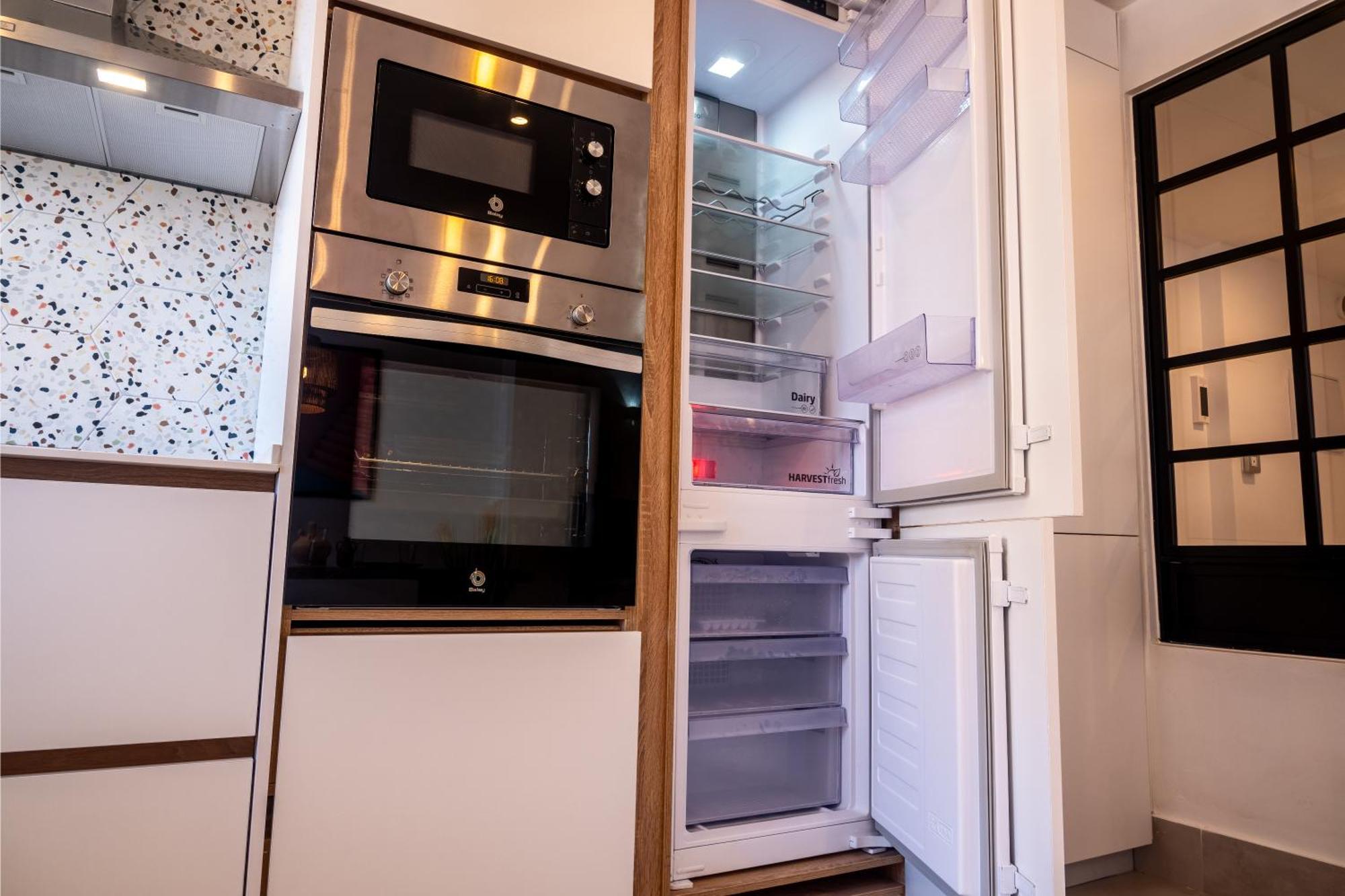 Bright With Views 3 Bedrooms 2 Bathrooms *