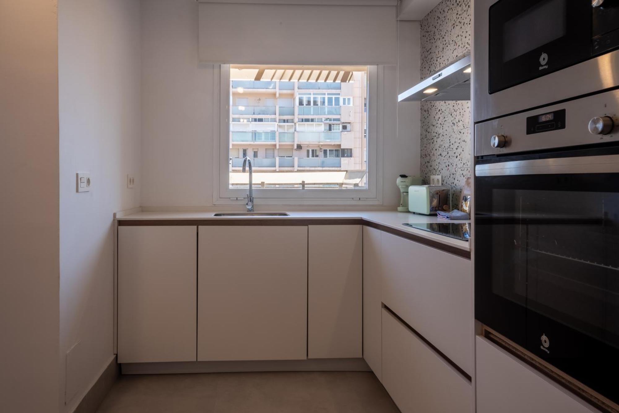 Bright With Views 3 Bedrooms 2 Bathrooms Apartment *