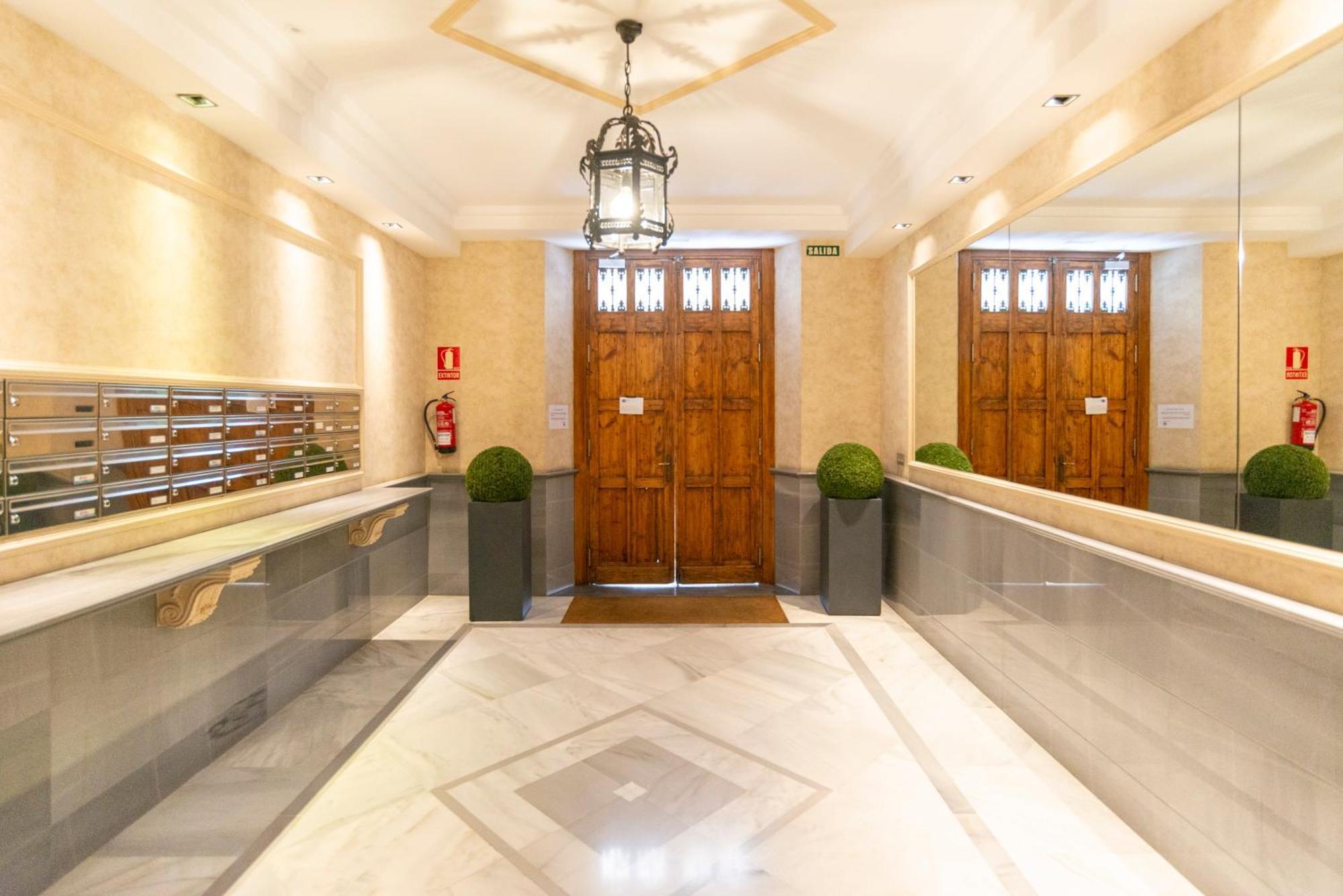 Souviron & Old Town By Ele Apartment