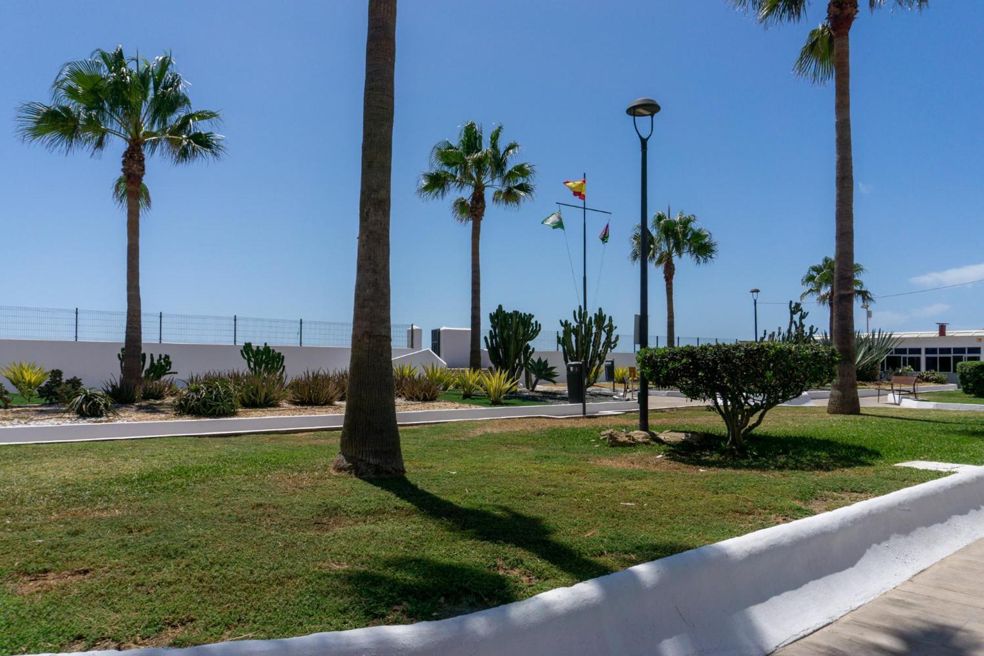 Chalet En Primera Linea De Playa * Malaga