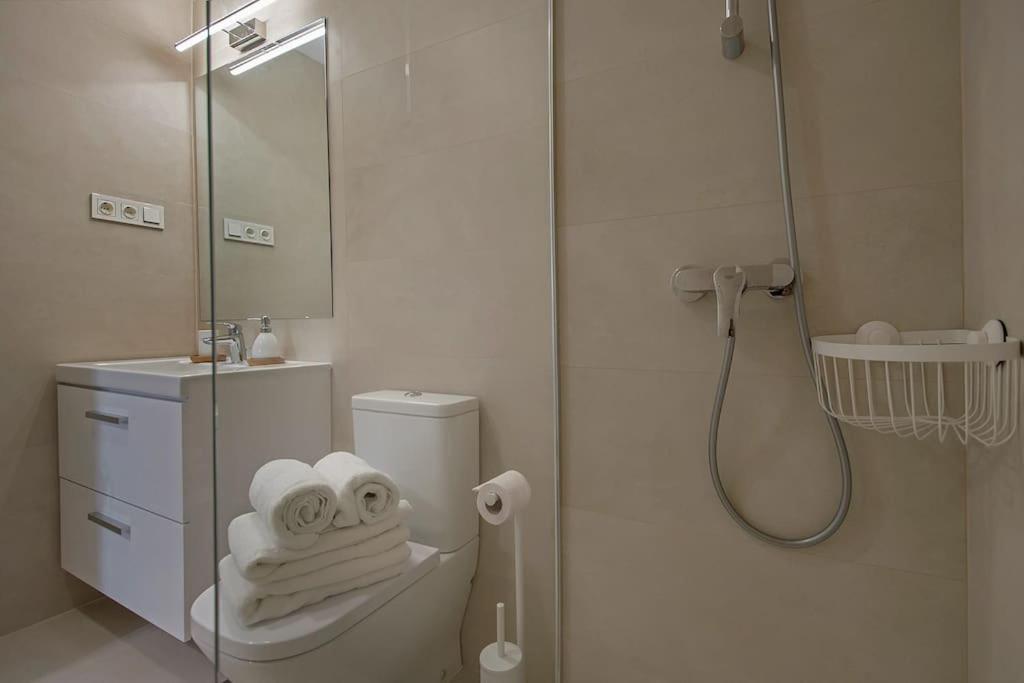 Urban Jungle In Center, 18th Floor, Rooftop Pool, Free Parking Apartment