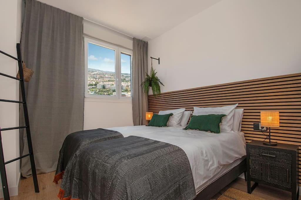 Urban Jungle In Center, 18th Floor, Rooftop Pool, Free Parking Apartment *