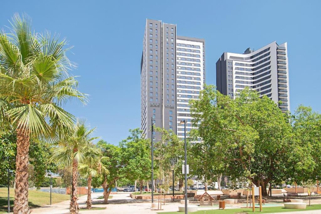 Apartment Urban Jungle In Center, 18th Floor, Rooftop Pool, Free Parking *