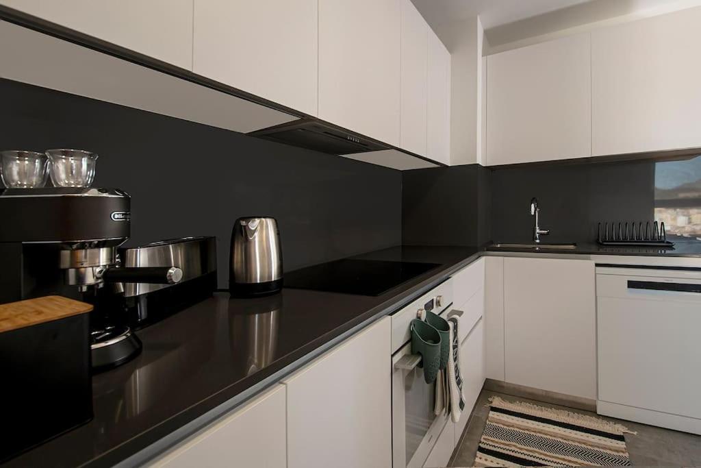 Urban Jungle In Center, 18th Floor, Rooftop Pool, Free Parking Apartment