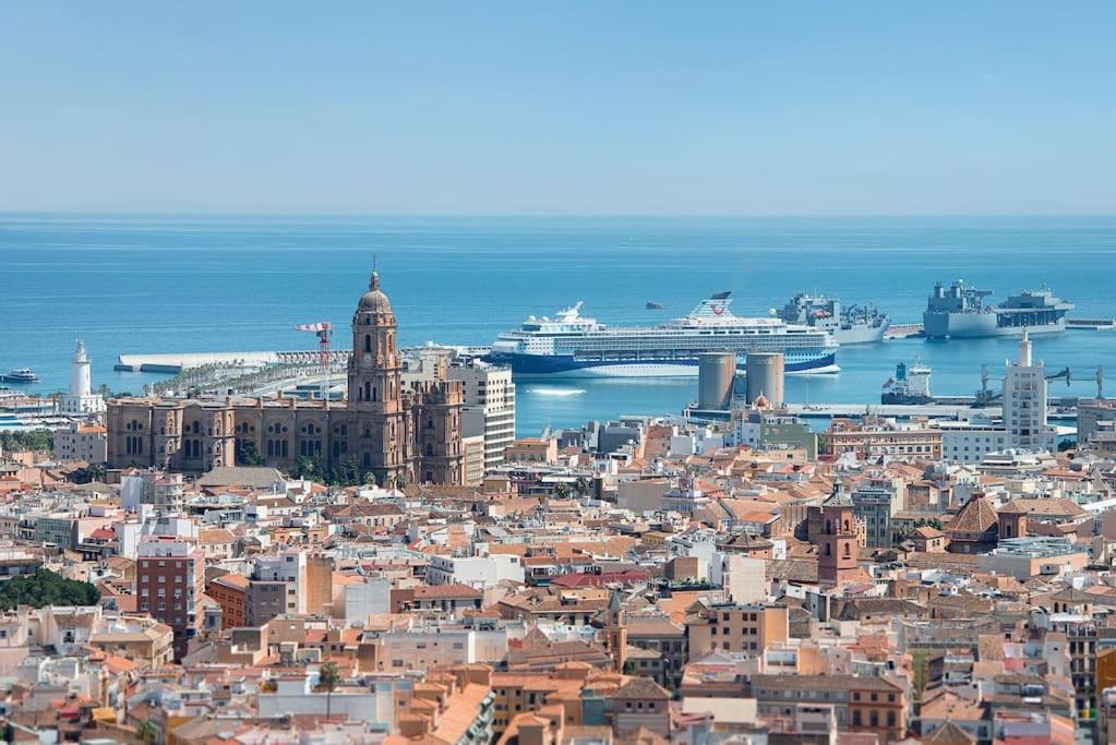 Apartment Urban Jungle In Center, 18th Floor, Rooftop Pool, Free Parking Malaga