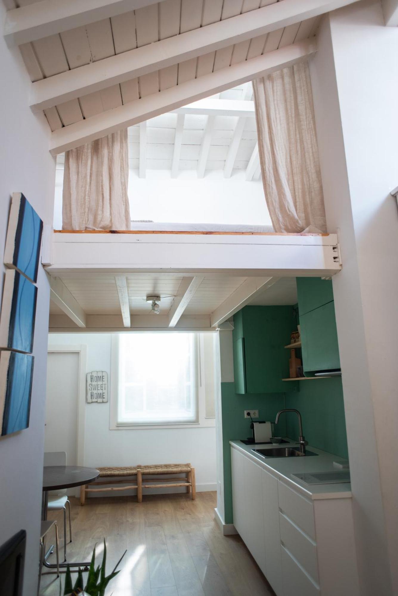 Cozy & Quiet In The Center Apartment