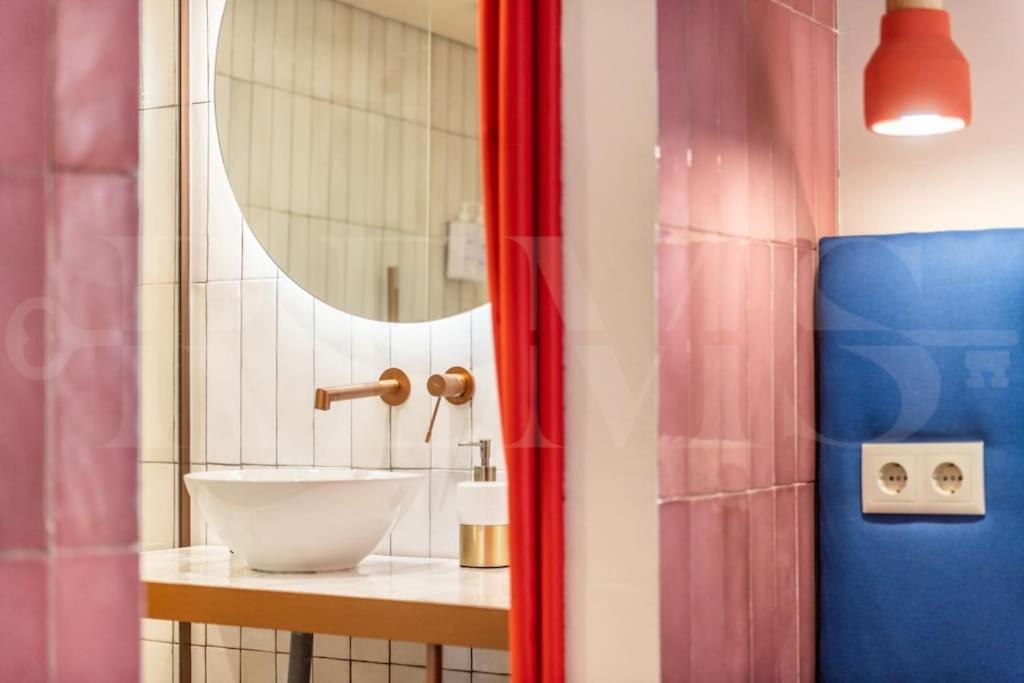Apartment Pop Art Gem With Paintings By Local Artist By Rems *