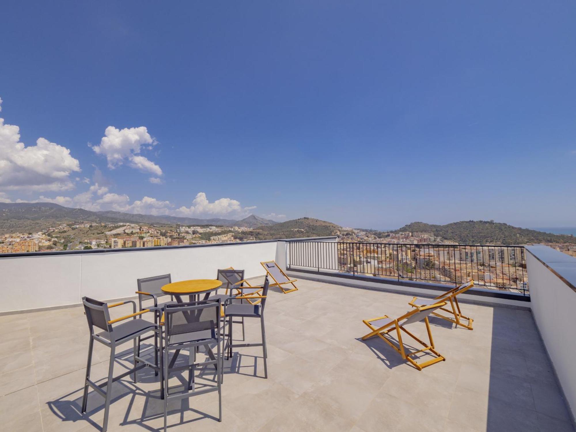 Apartment Cubo's Urban Sky West View 5