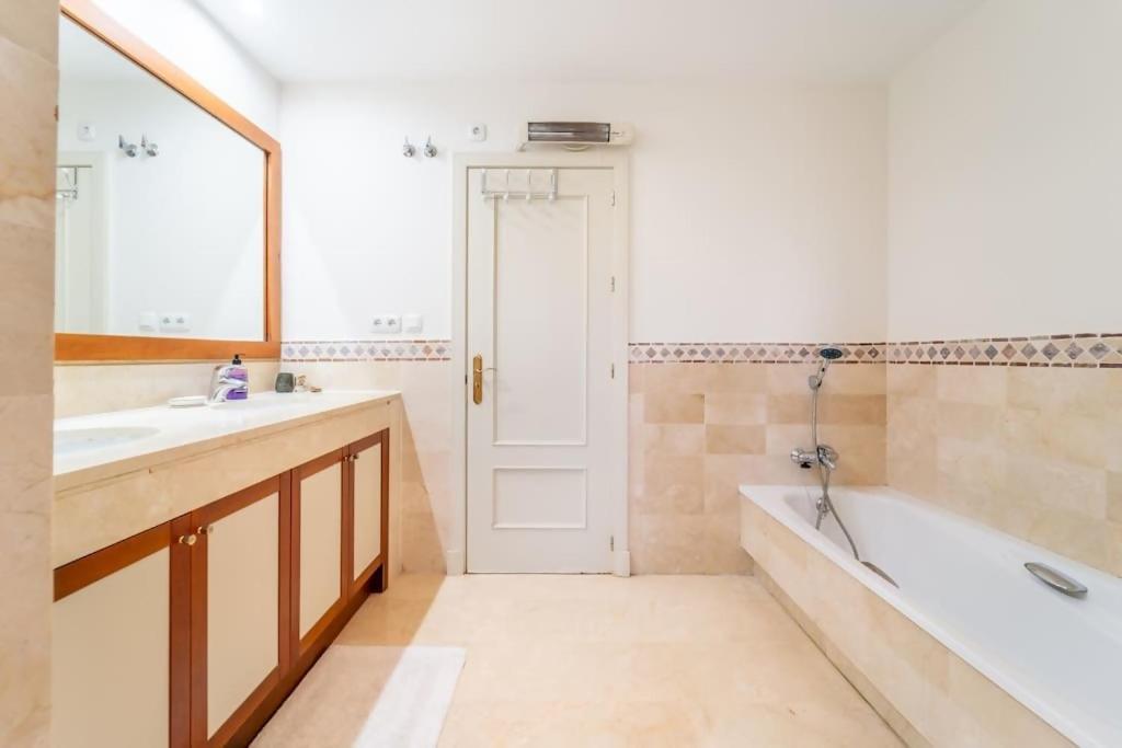 Apartment Elegant 3bedroom In La Quinta Marbella Malaga