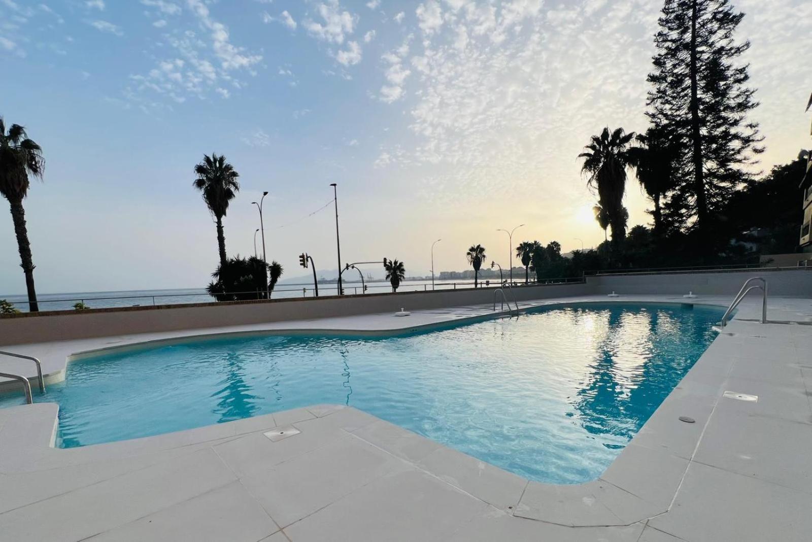 Sorolla 105, Luxury, Beach, Free Parking, Services, Quite Neighborhood, So Apartment Malaga