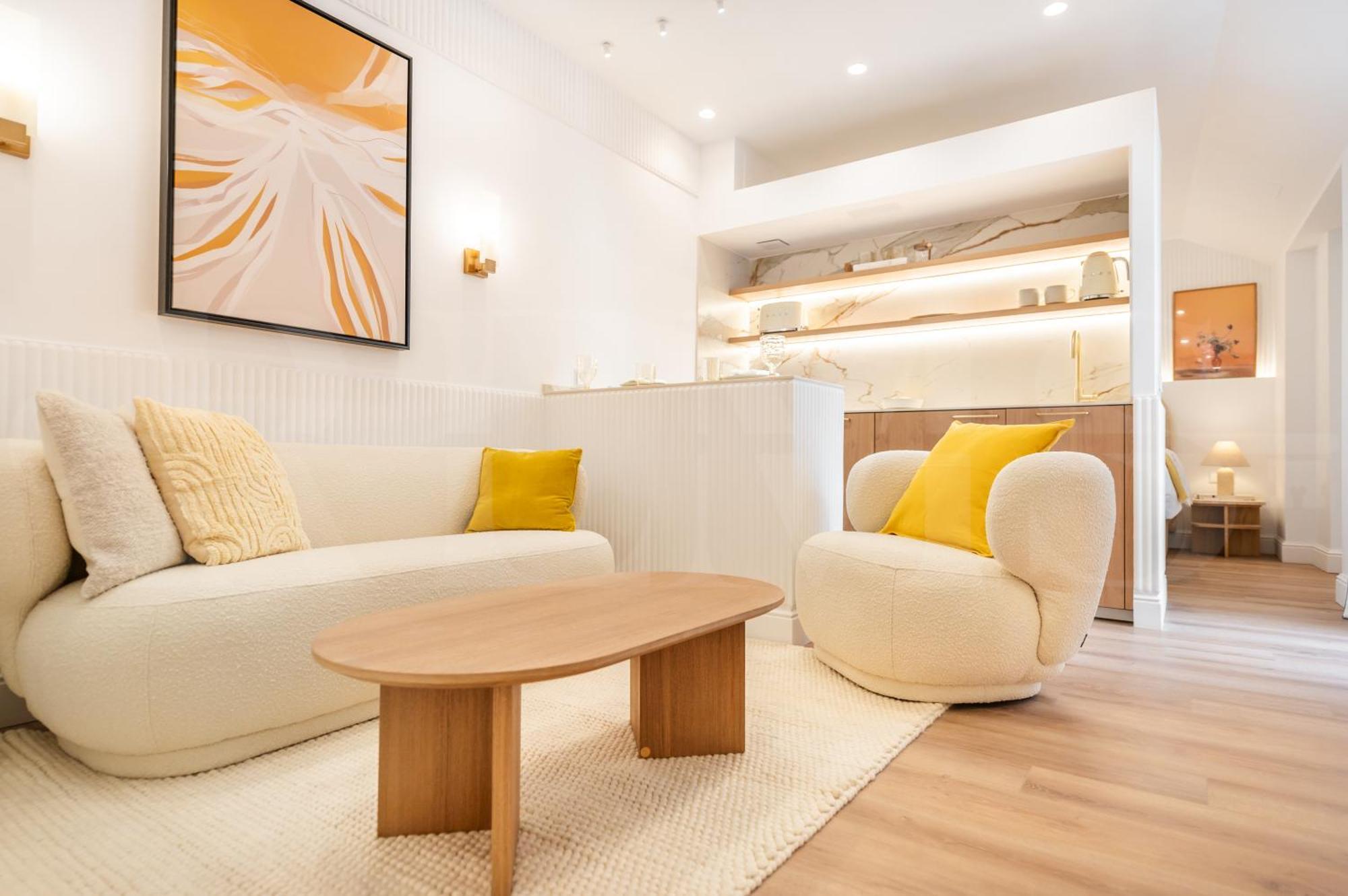 Charming With Private Patio By Rems Malaga