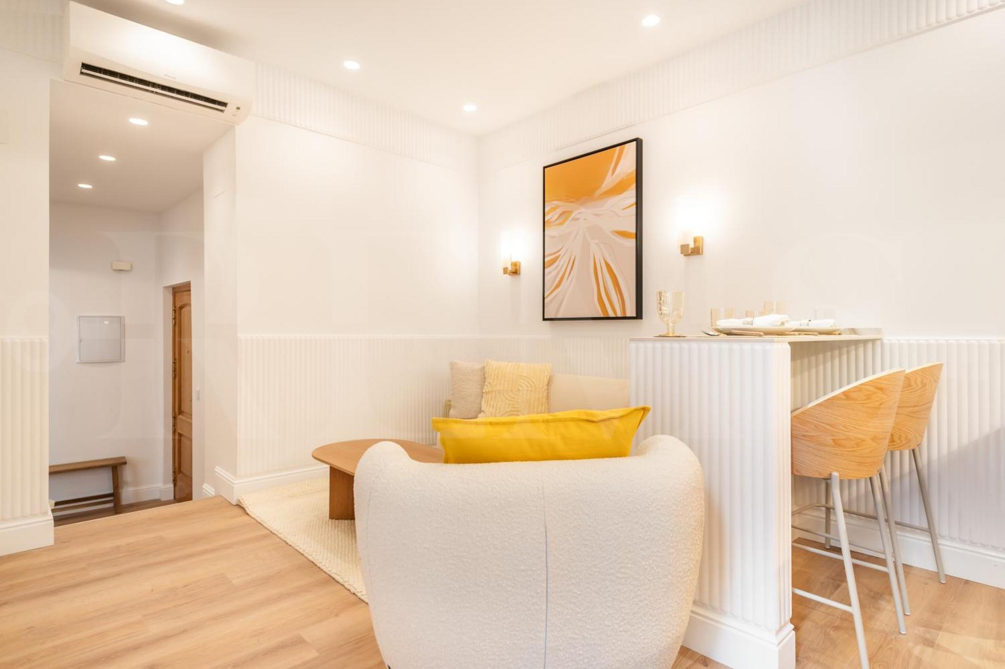 Apartment Charming With Private Patio By Rems Malaga