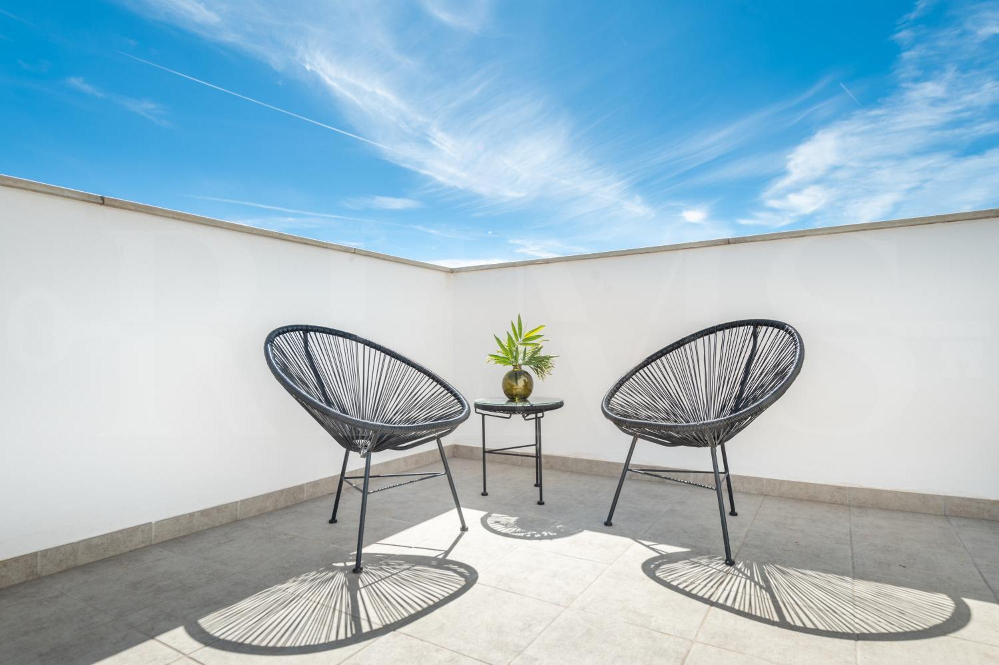 Spacious & Private Terrace By Rems *