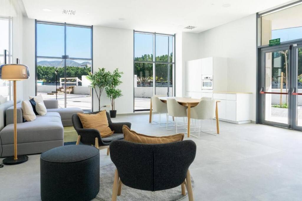 Apartment Skyline With Pool - Floor 26 - Free Parking Málaga