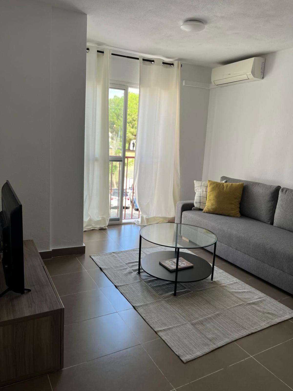 Prime Location - Stylish With Free Wifi, Free Parking, Steps From The Historic Center Apartment Málaga