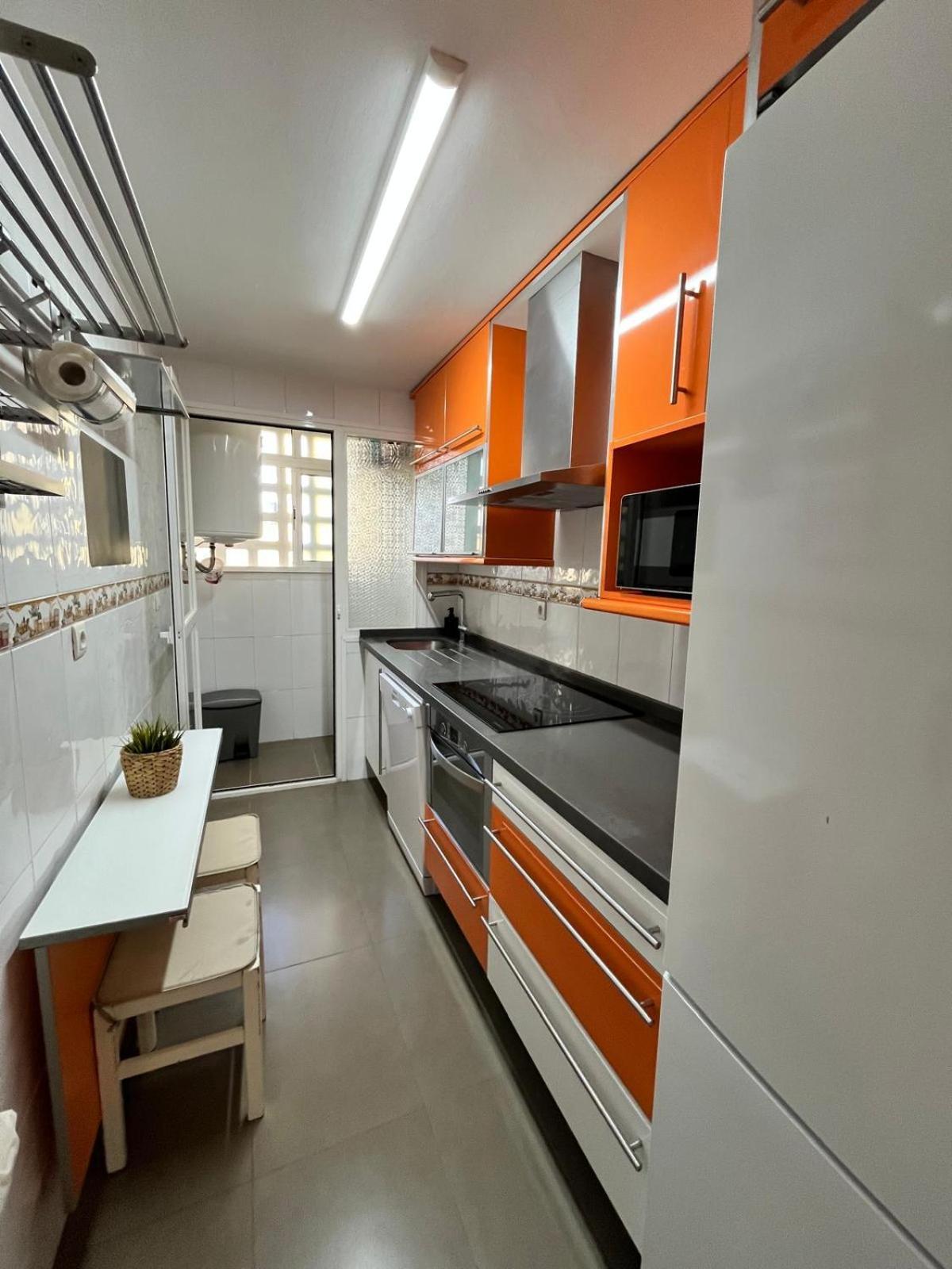 Prime Location - Stylish With Free Wifi, Free Parking, Steps From The Historic Center Apartment Málaga
