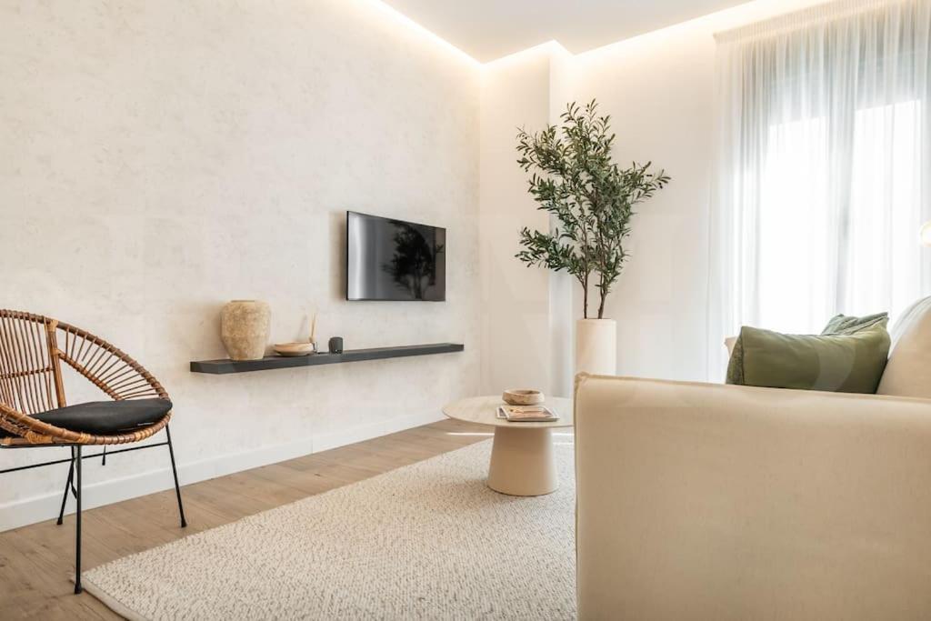 Delightful And Bright In Center By Rems