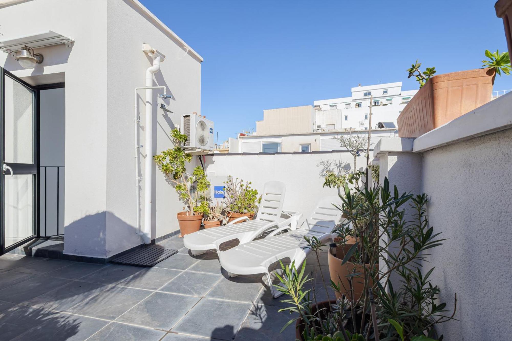 Historic Centre + Rooftop + Parking *