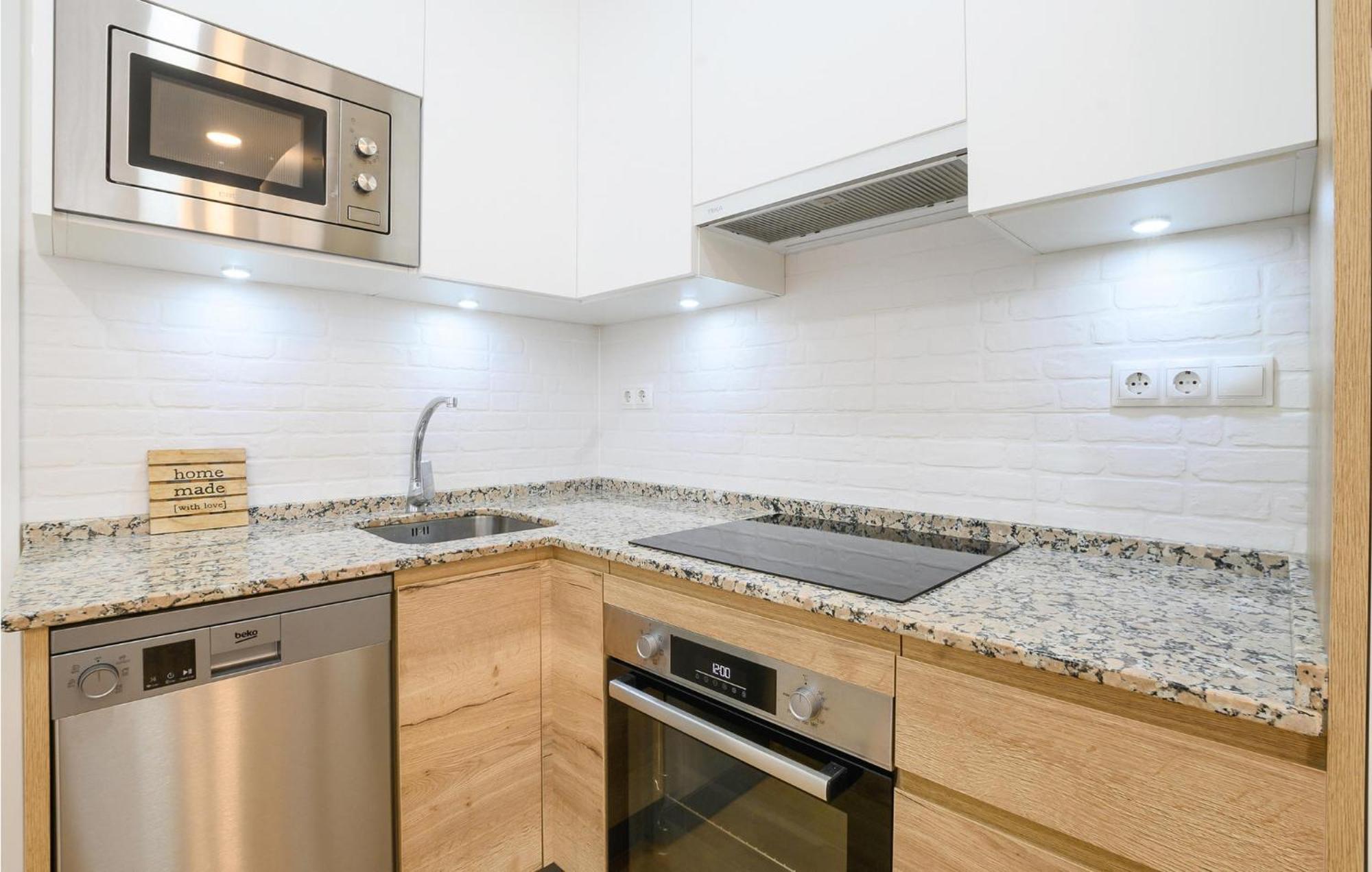 Vakantiehuis 2 Bedroom Lovely In *