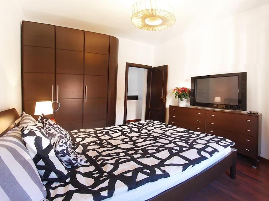 Vip House Rentals, Entire In Old Town Apartment *