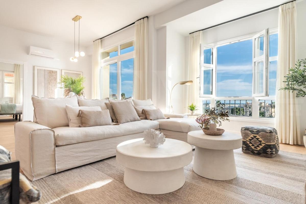 Elegant Coastal Charm With Unique Views By Rems Apartment *