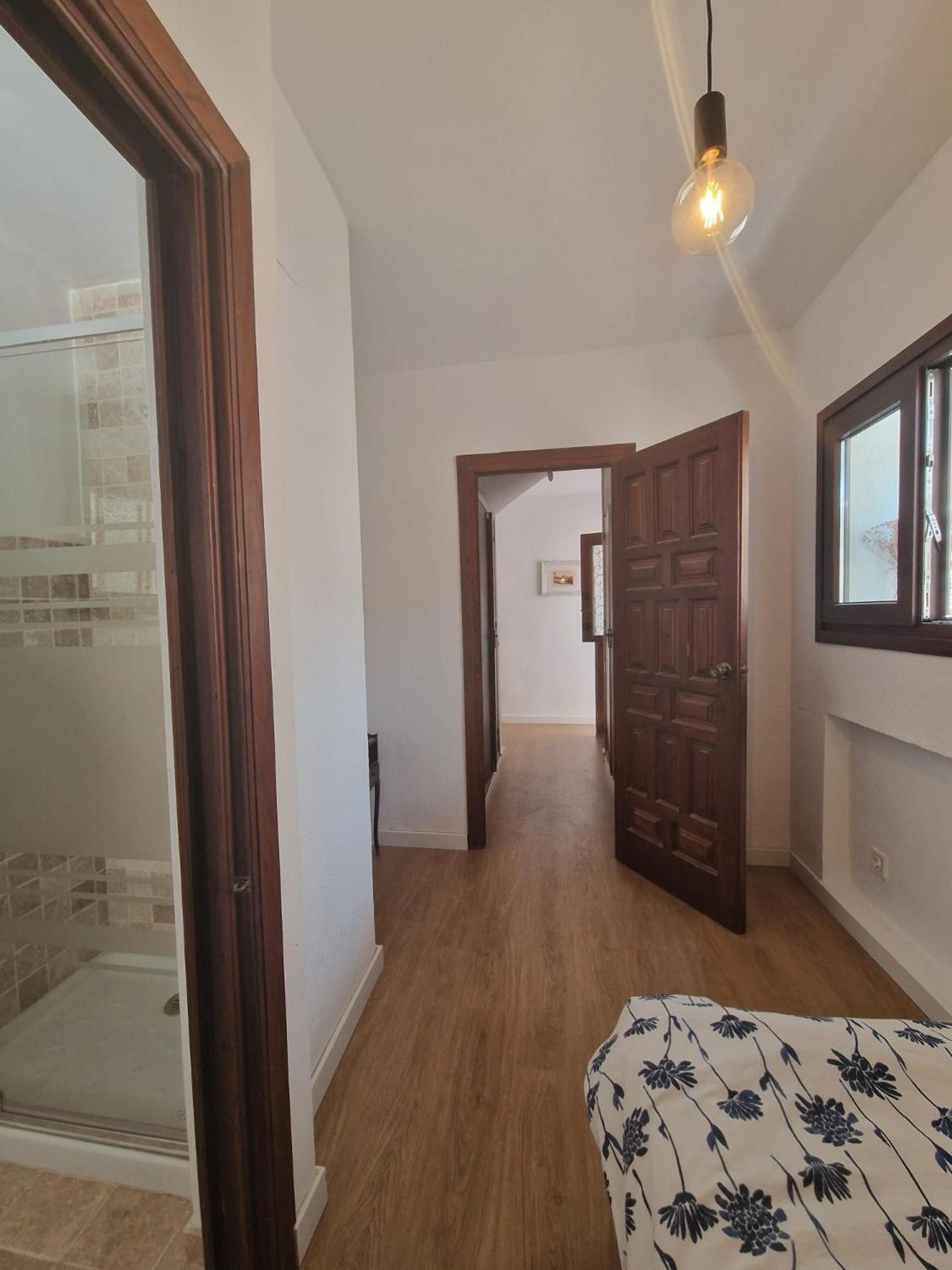 Individual Tranquila Con Bano Privado En Piso Compartido *