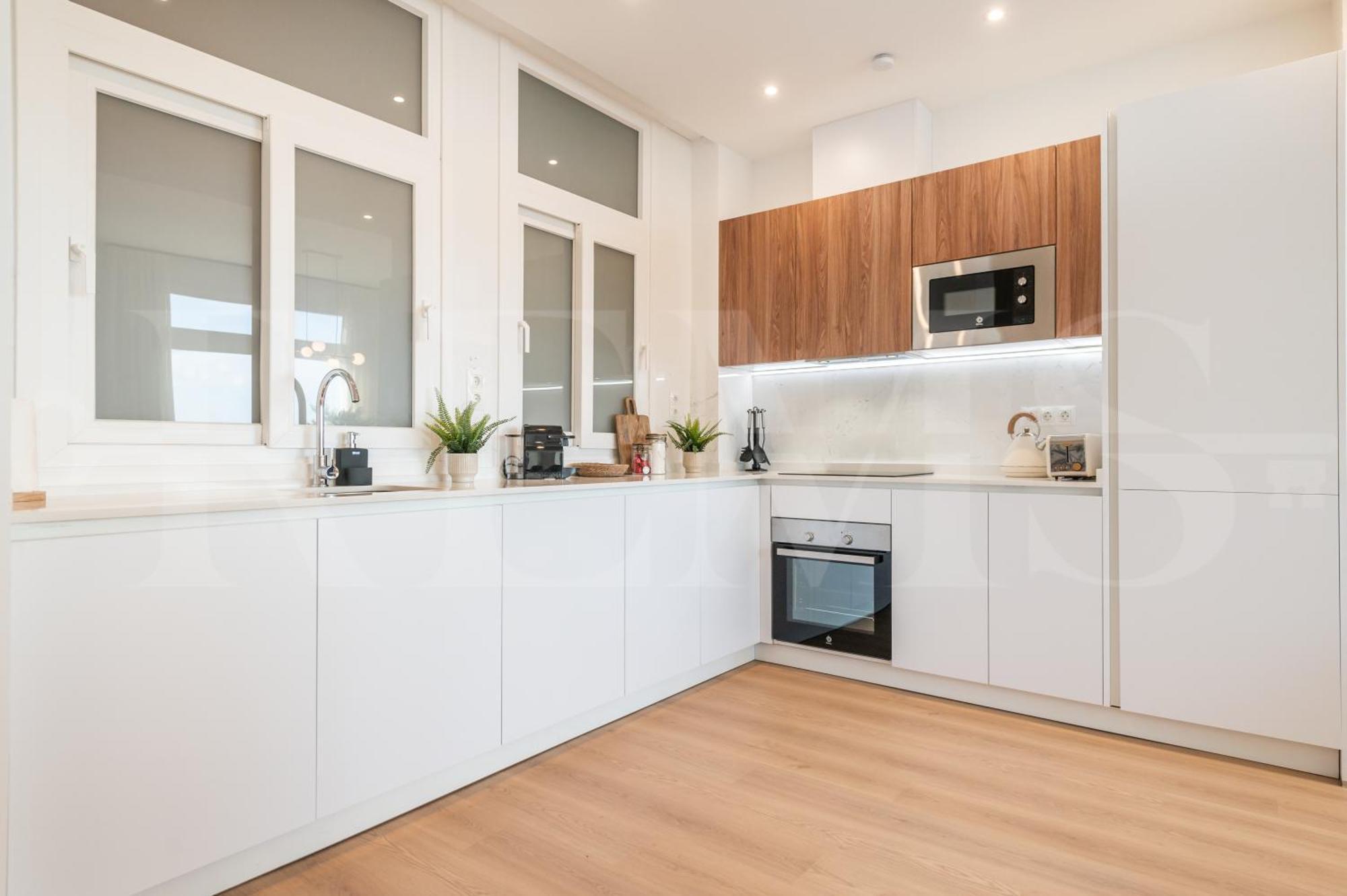 Elegant Coastal Charm With Unique Views By Rems Apartment *