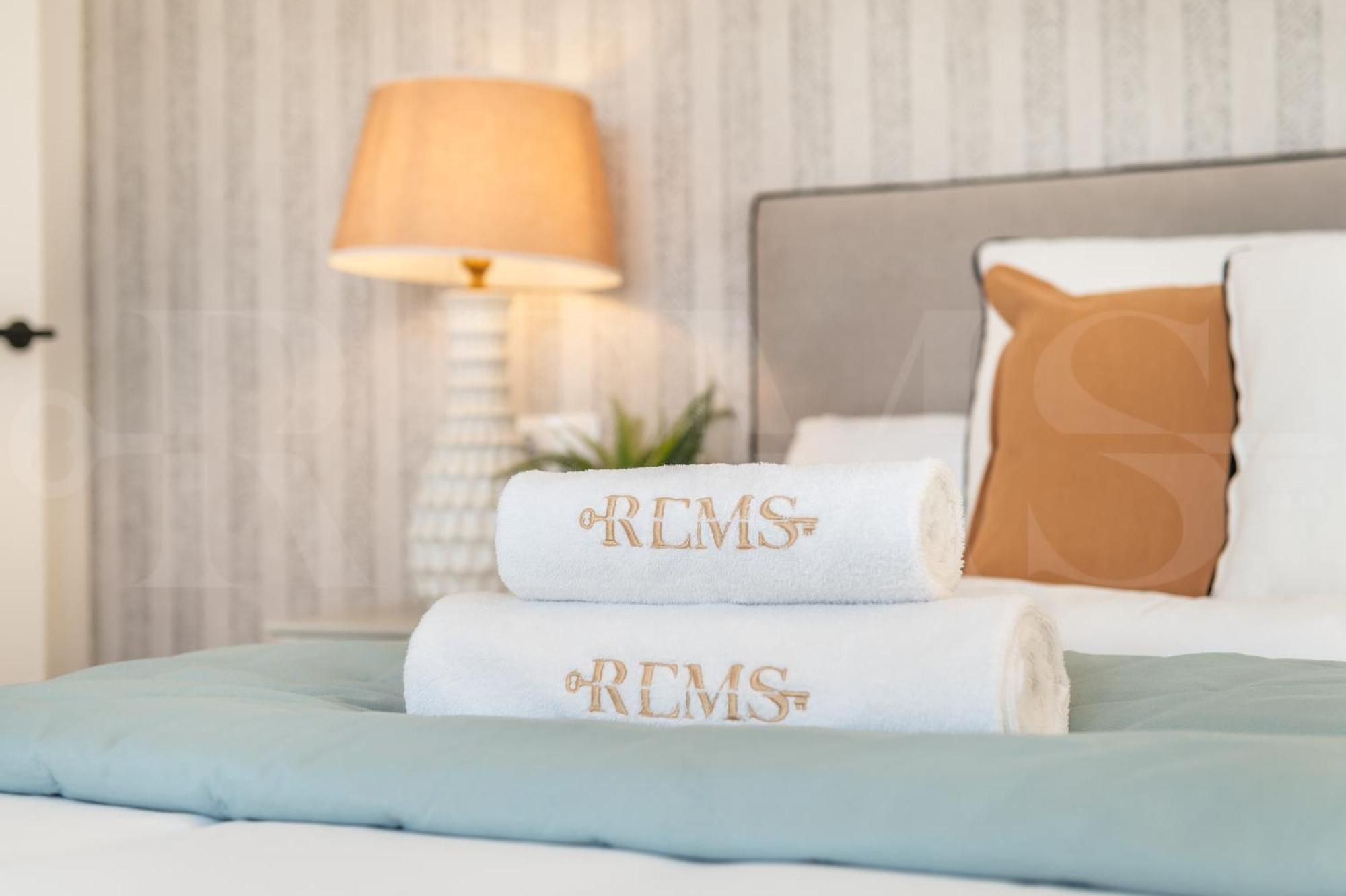 Elegant Coastal Charm With Unique Views By Rems Apartment