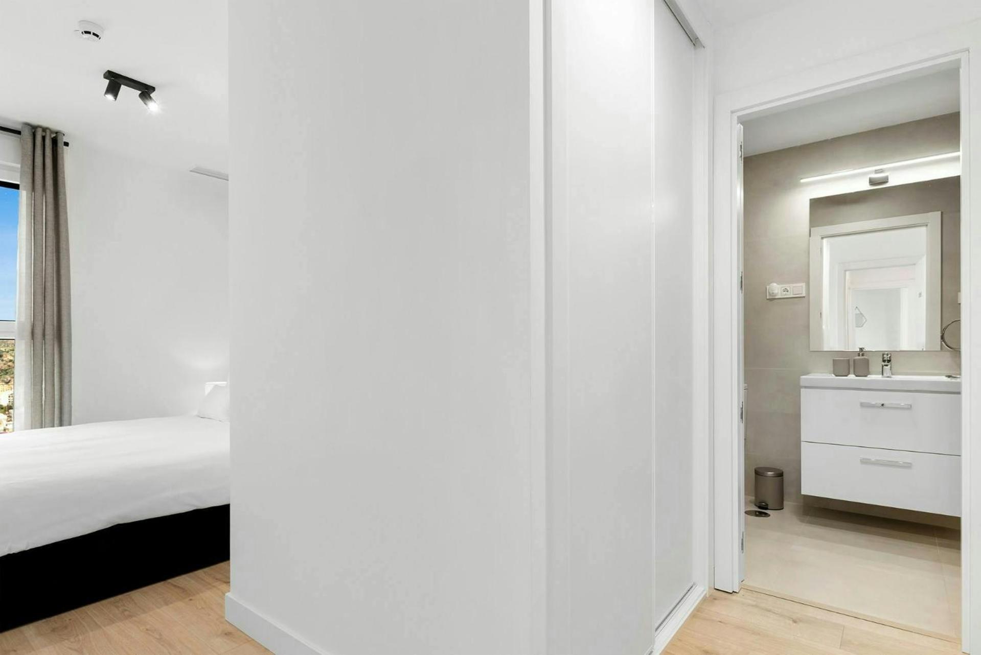 Eye Pool & Parking Free Apartment Malaga
