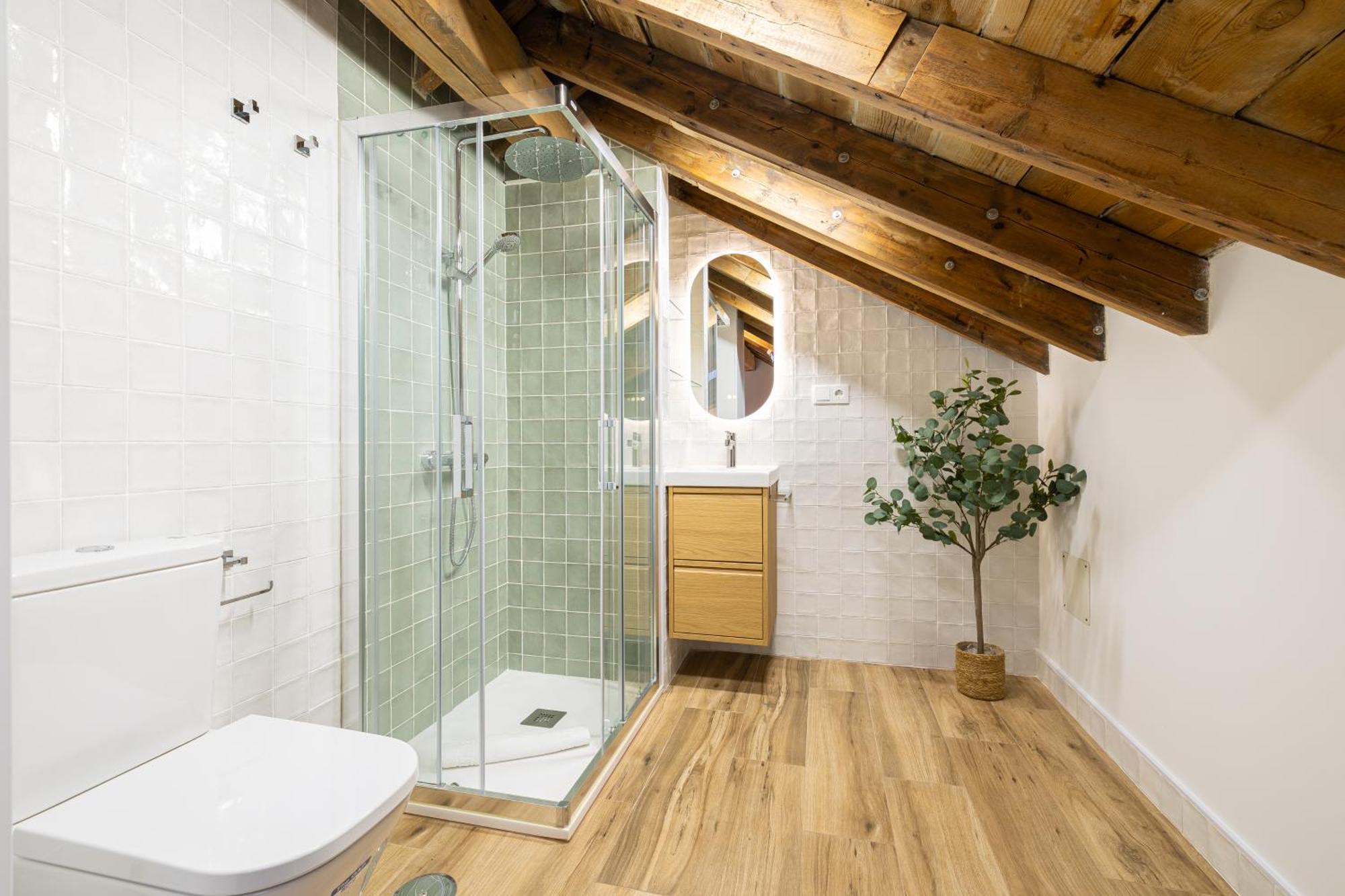 Modern Duplex Courtyard -2bedrooms 2baths Apartment *