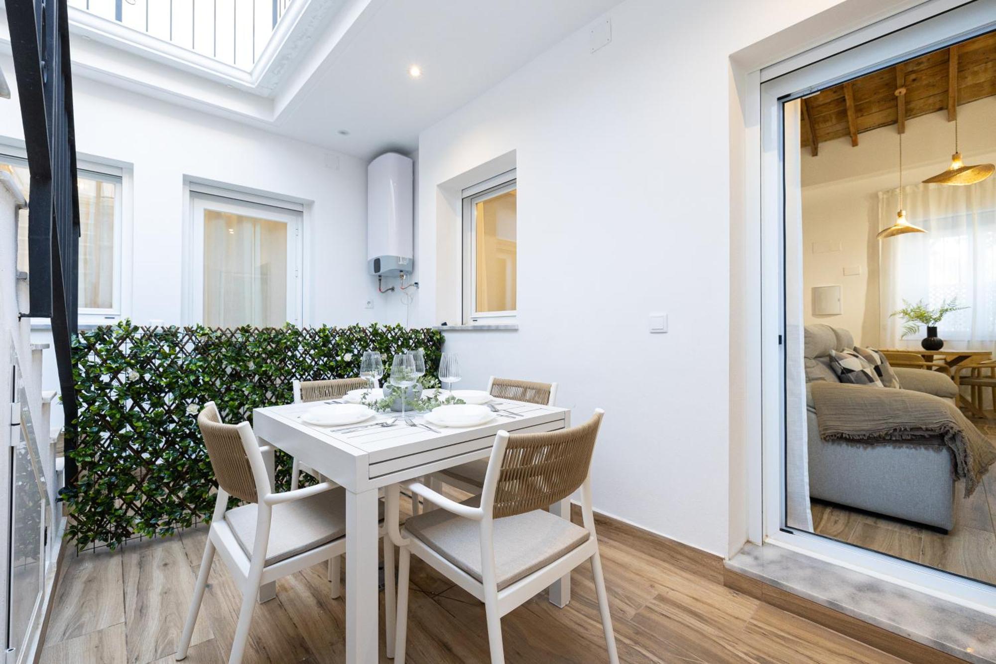 Modern Duplex Courtyard -2bedrooms 2baths