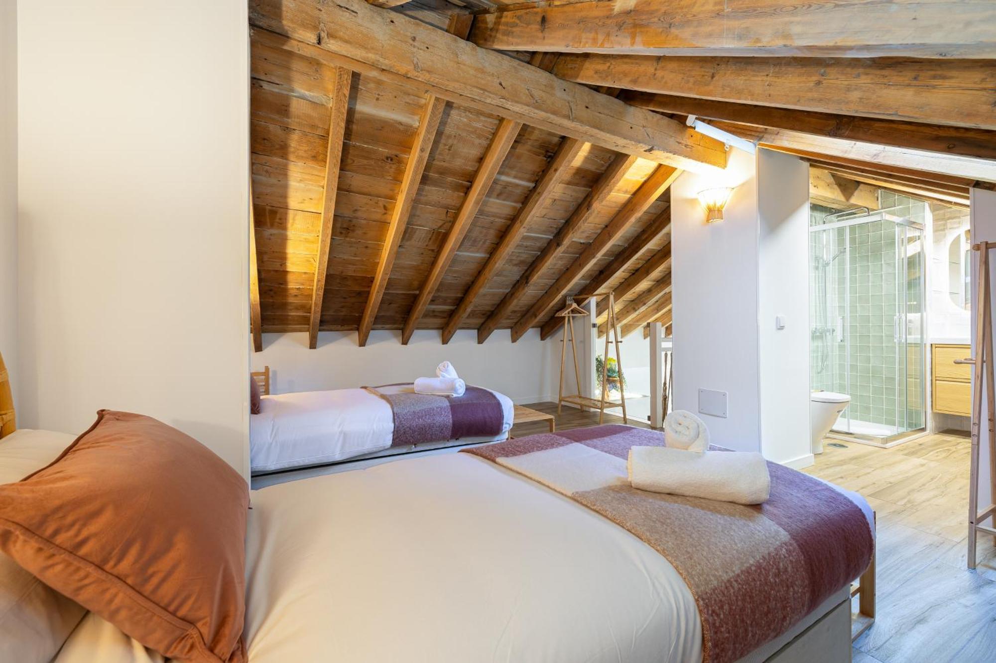 Modern Duplex Courtyard -2bedrooms 2baths