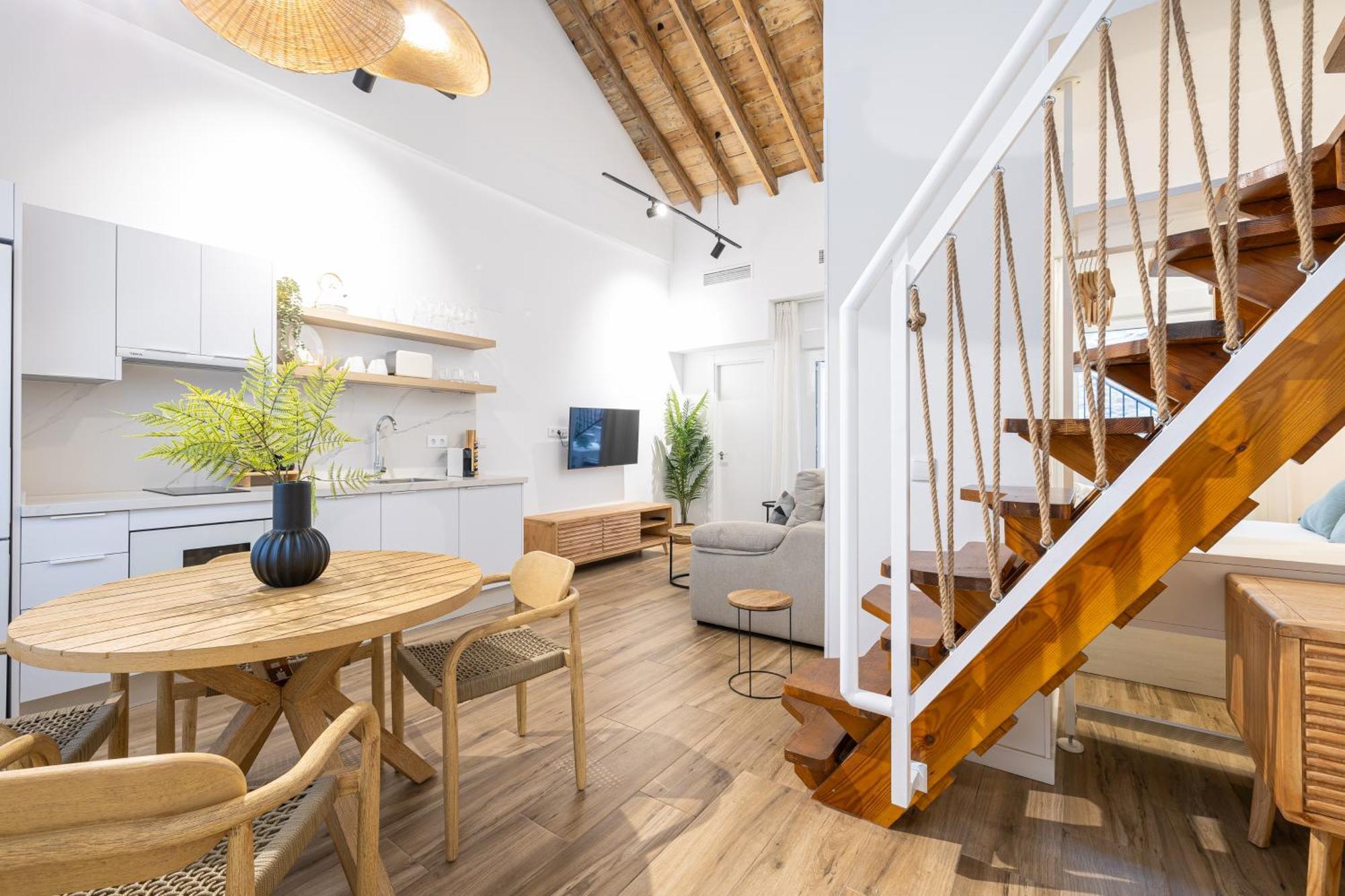 Modern Duplex Courtyard -2bedrooms 2baths * Malaga