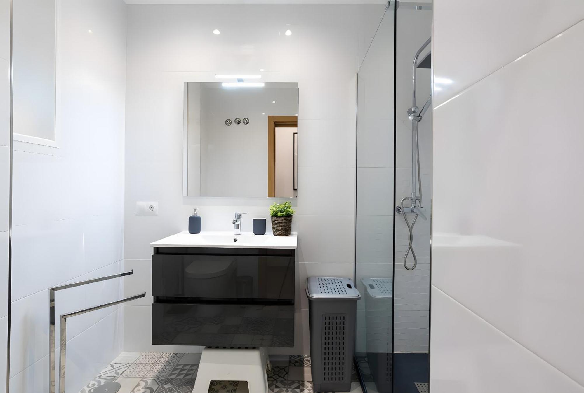 Quiet, Bright And Apartment Malaga