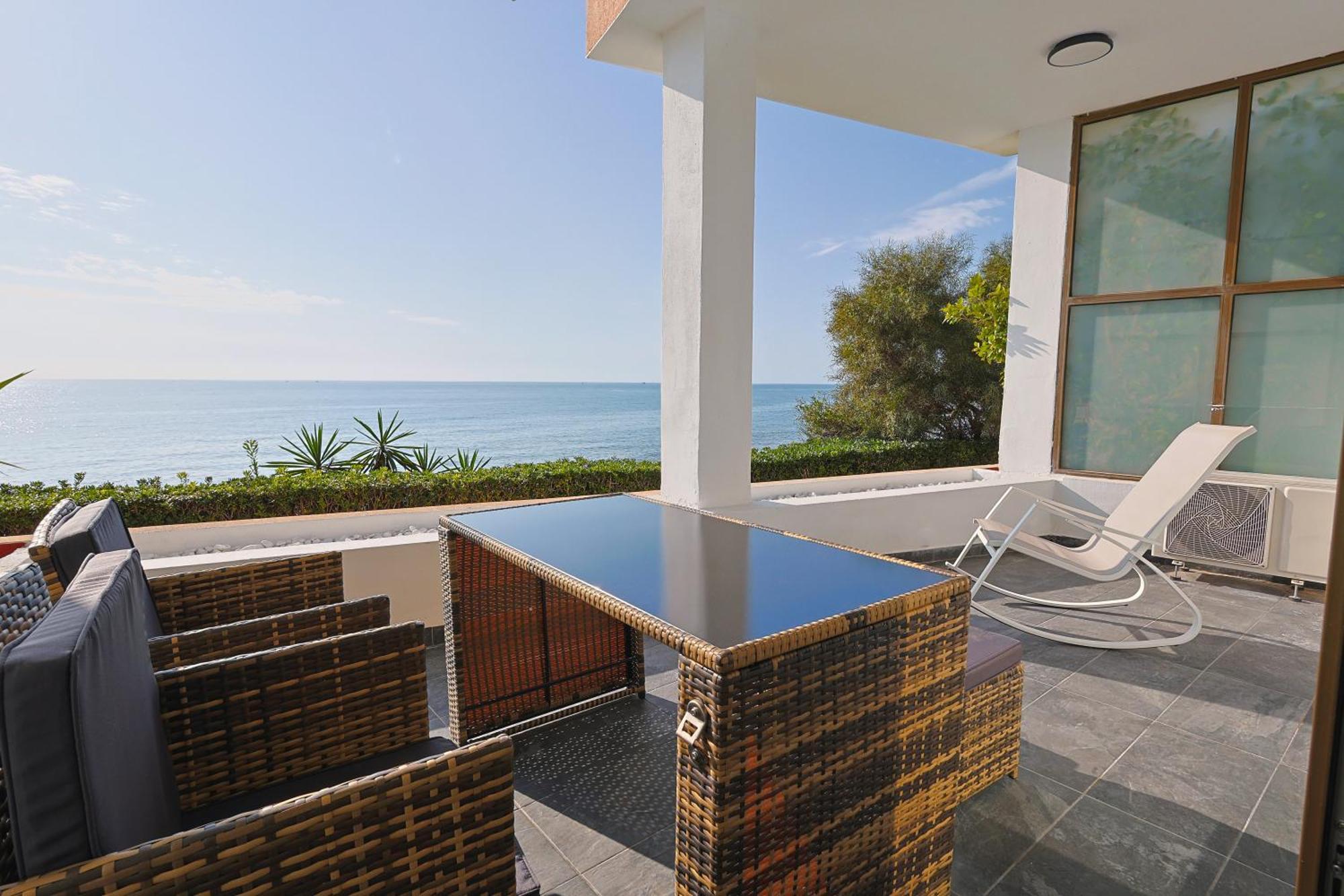 Beachfront With Terrace And Pool * Malaga