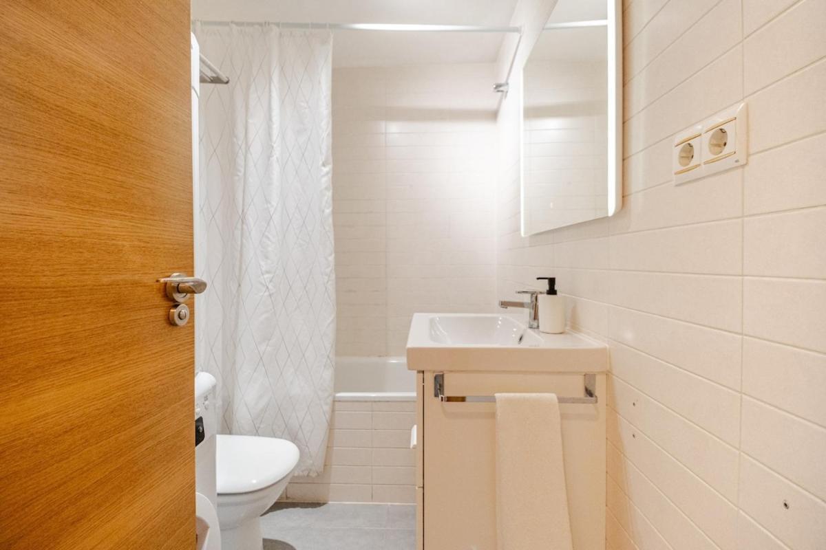 Explore From A Moderm Apartment *