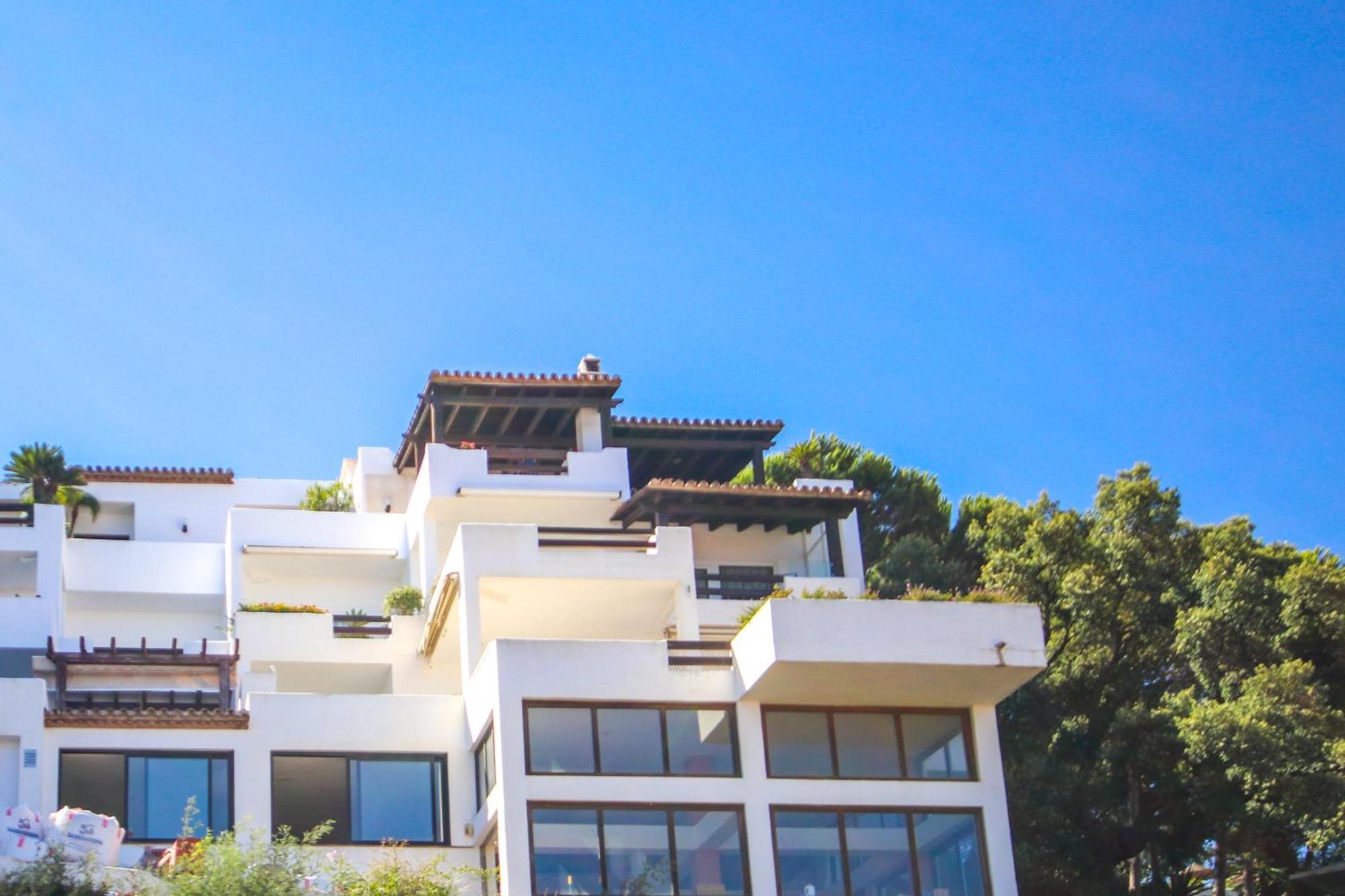 Three Bedroom La Mairena Elviria Apartment