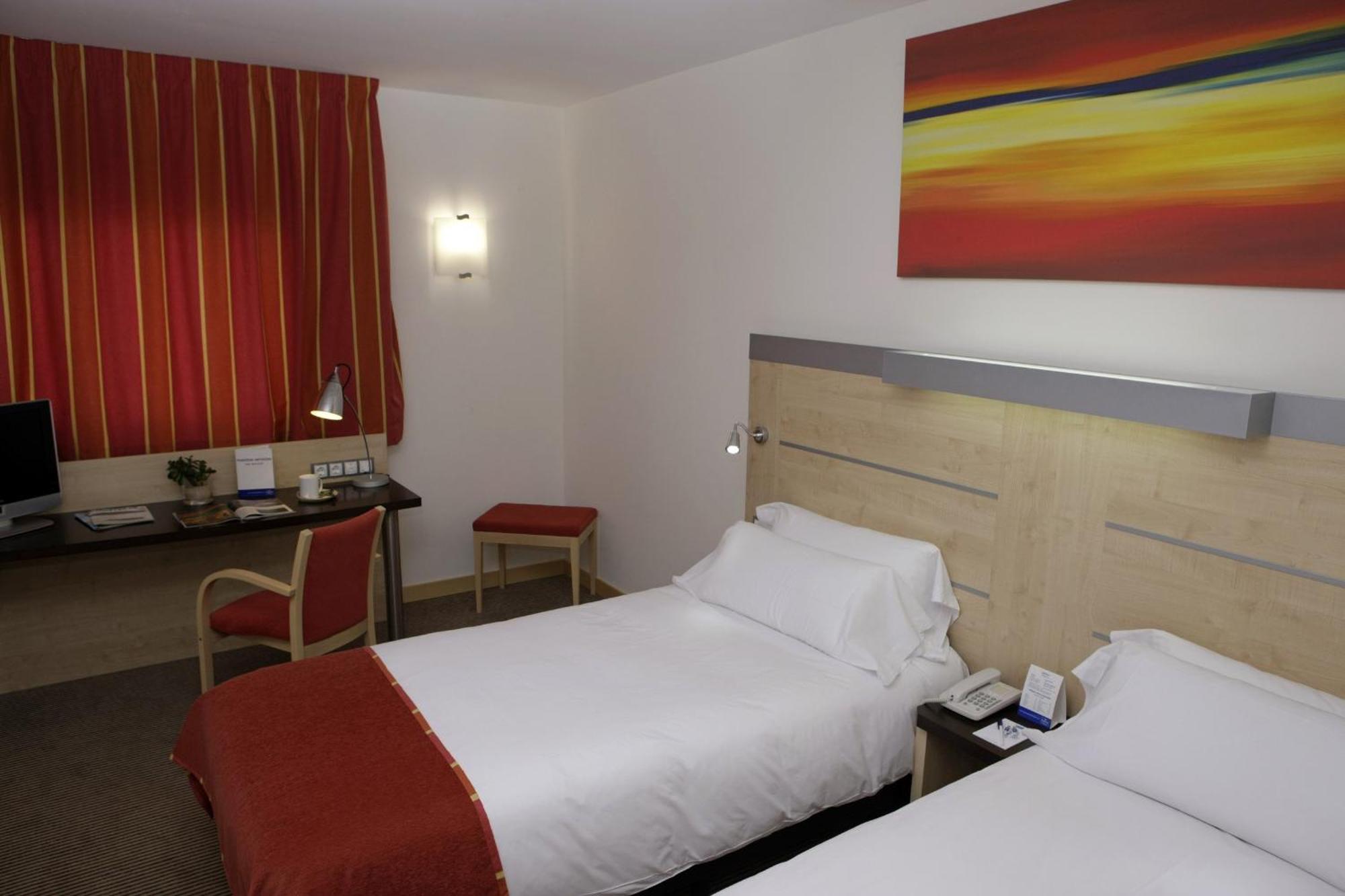 Express Airport By Ihg Hotel 3*