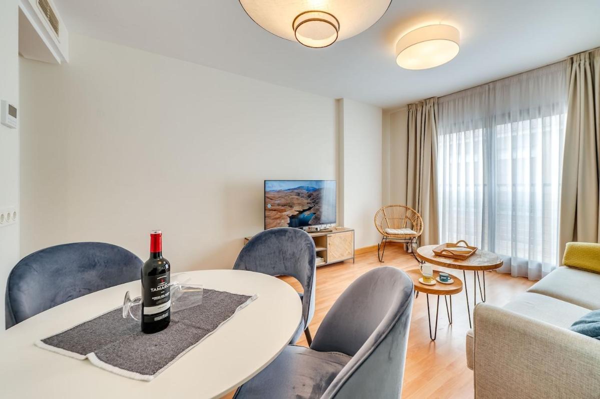 Modern & Cozy Near Old Town Apartment