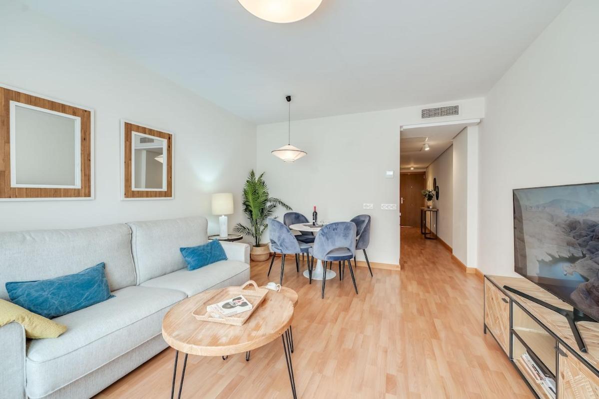 Modern & Cozy Near Old Town Apartment *
