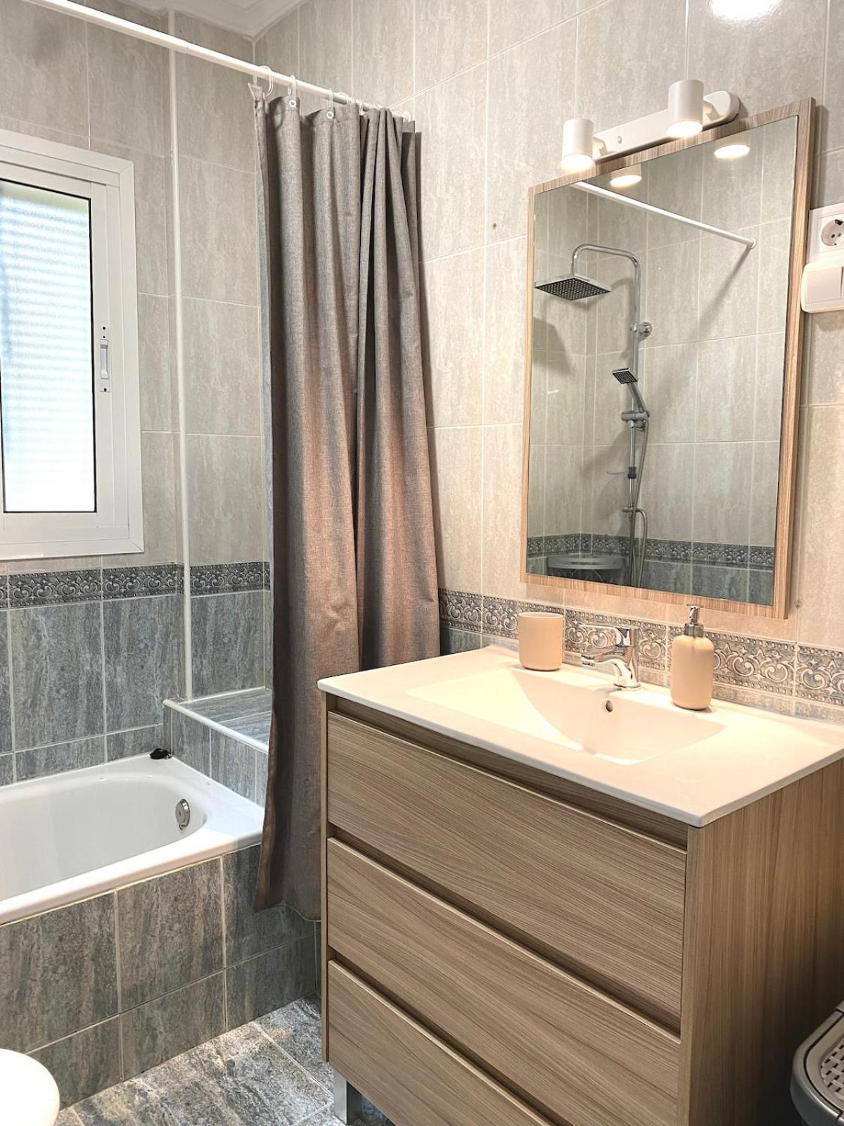 Apartment, 3 Bedrooms, Downtown Apartment *