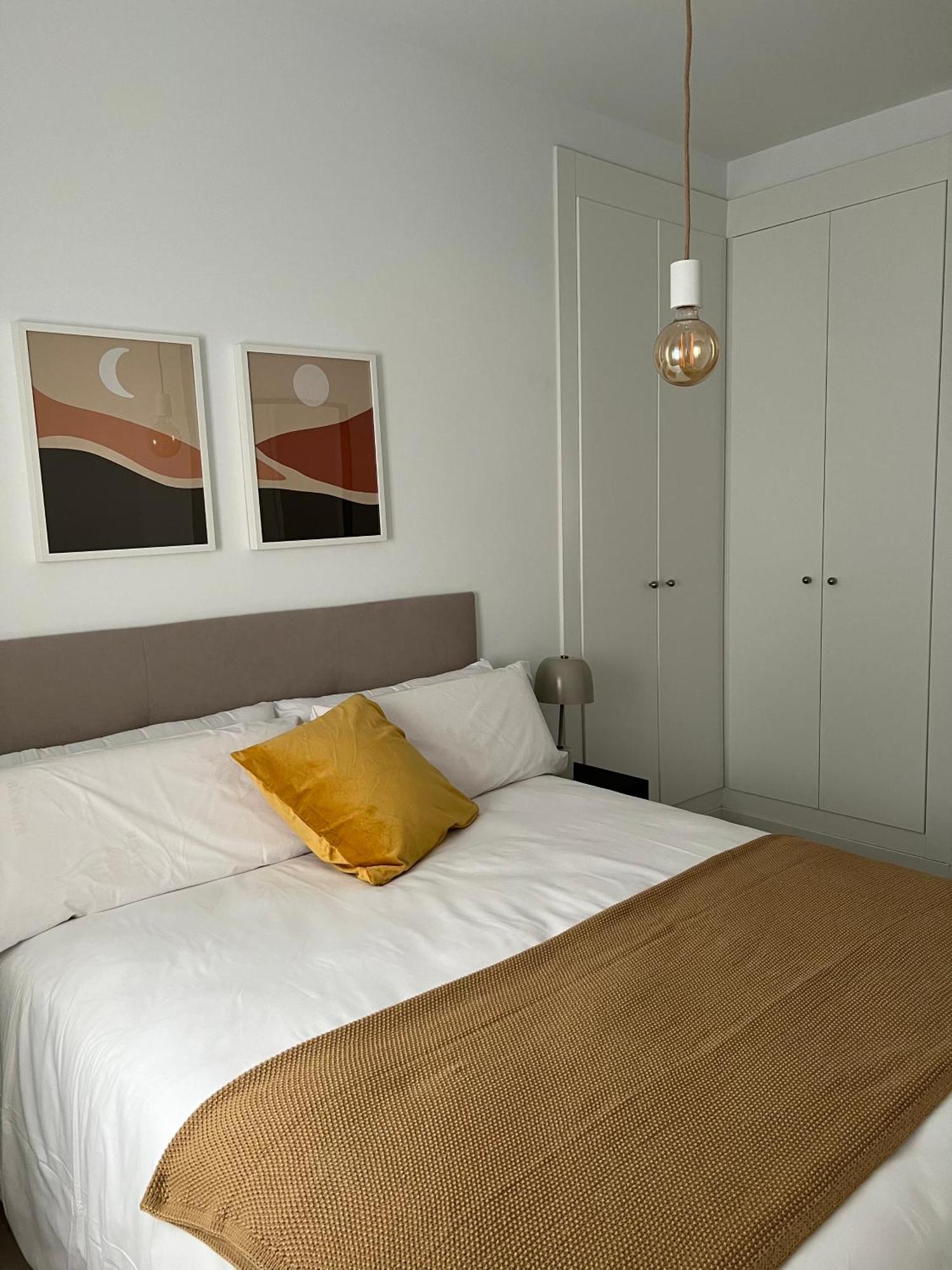Amazing Center - Optional Parking Apartment *