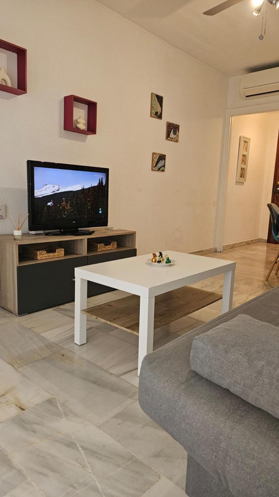 Ideal One Bedroom Center Apartment *