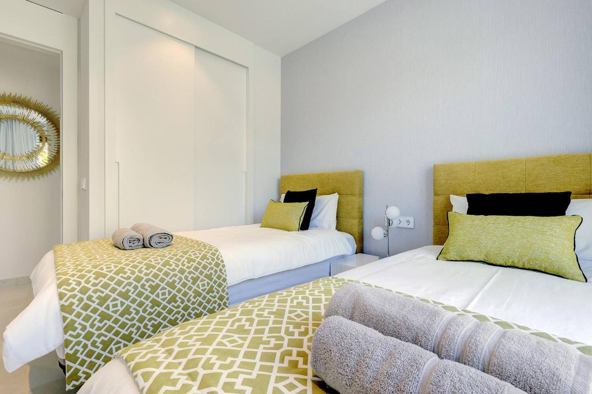 092 - Modern, Spacious El Higueron With Private Garden & Bbq Apartment *