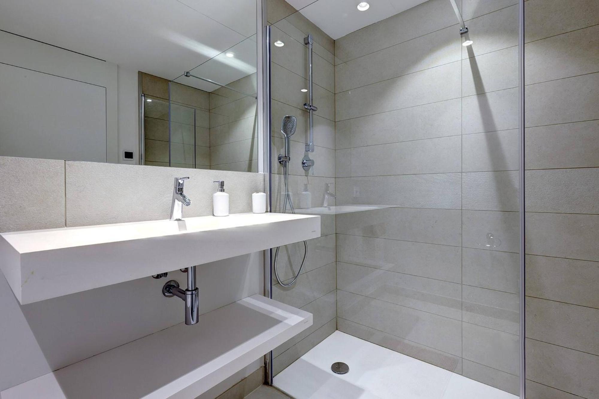 092 - Modern, Spacious El Higueron With Private Garden & Bbq Apartment