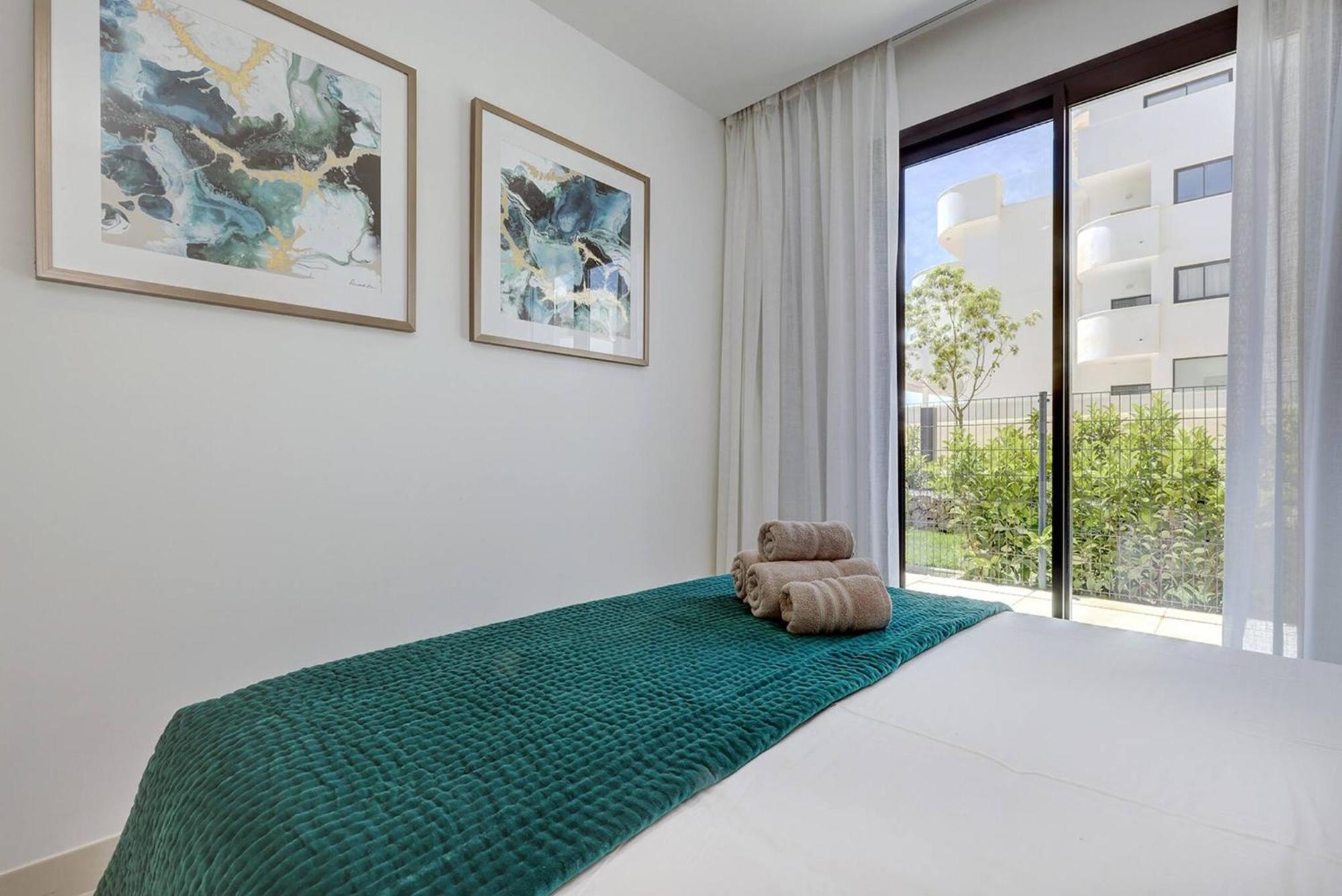 092 - Modern, Spacious El Higueron With Private Garden & Bbq Apartment *