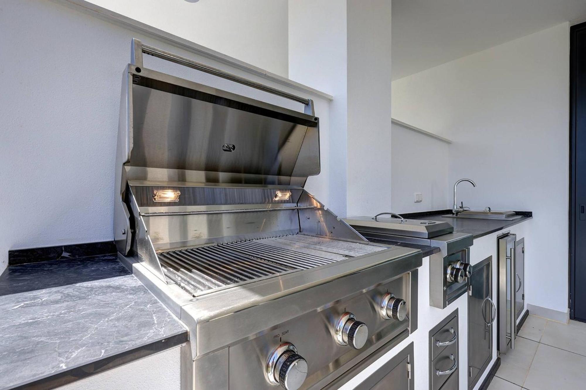 Apartment 092 - Modern, Spacious El Higueron With Private Garden & Bbq *