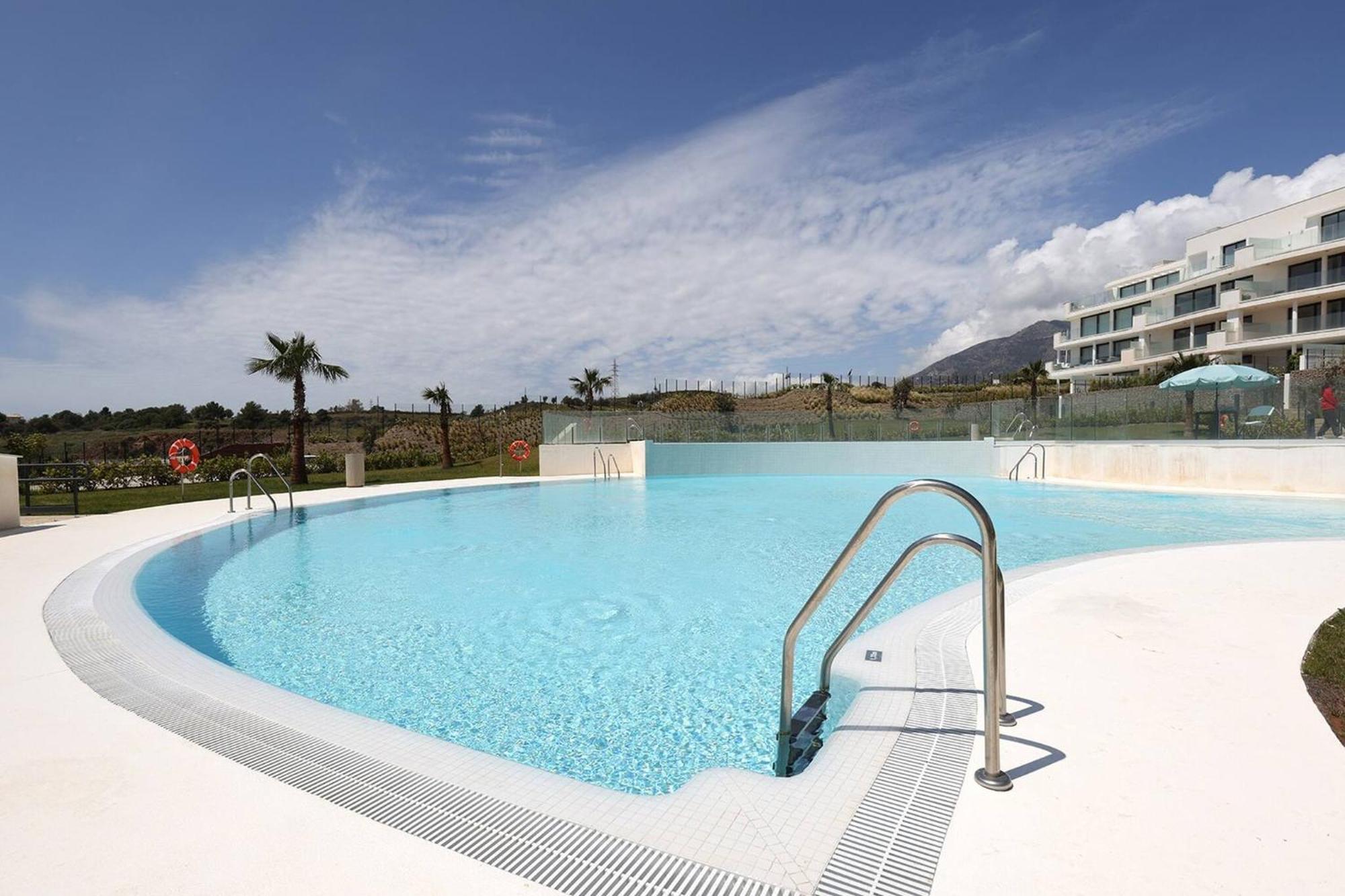 Apartment 092 - Modern, Spacious El Higueron With Private Garden & Bbq