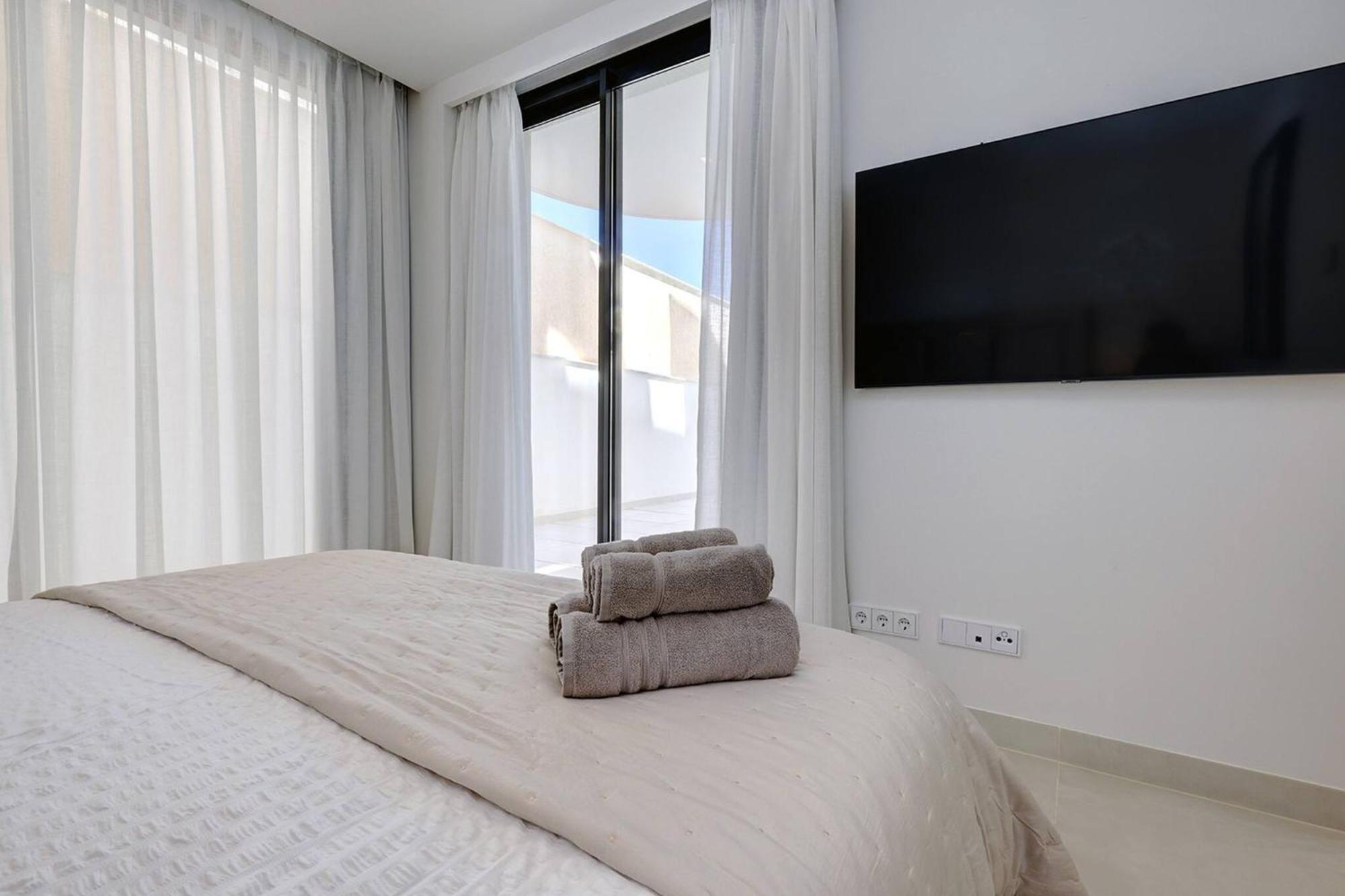 092 - Modern, Spacious El Higueron With Private Garden & Bbq Apartment *