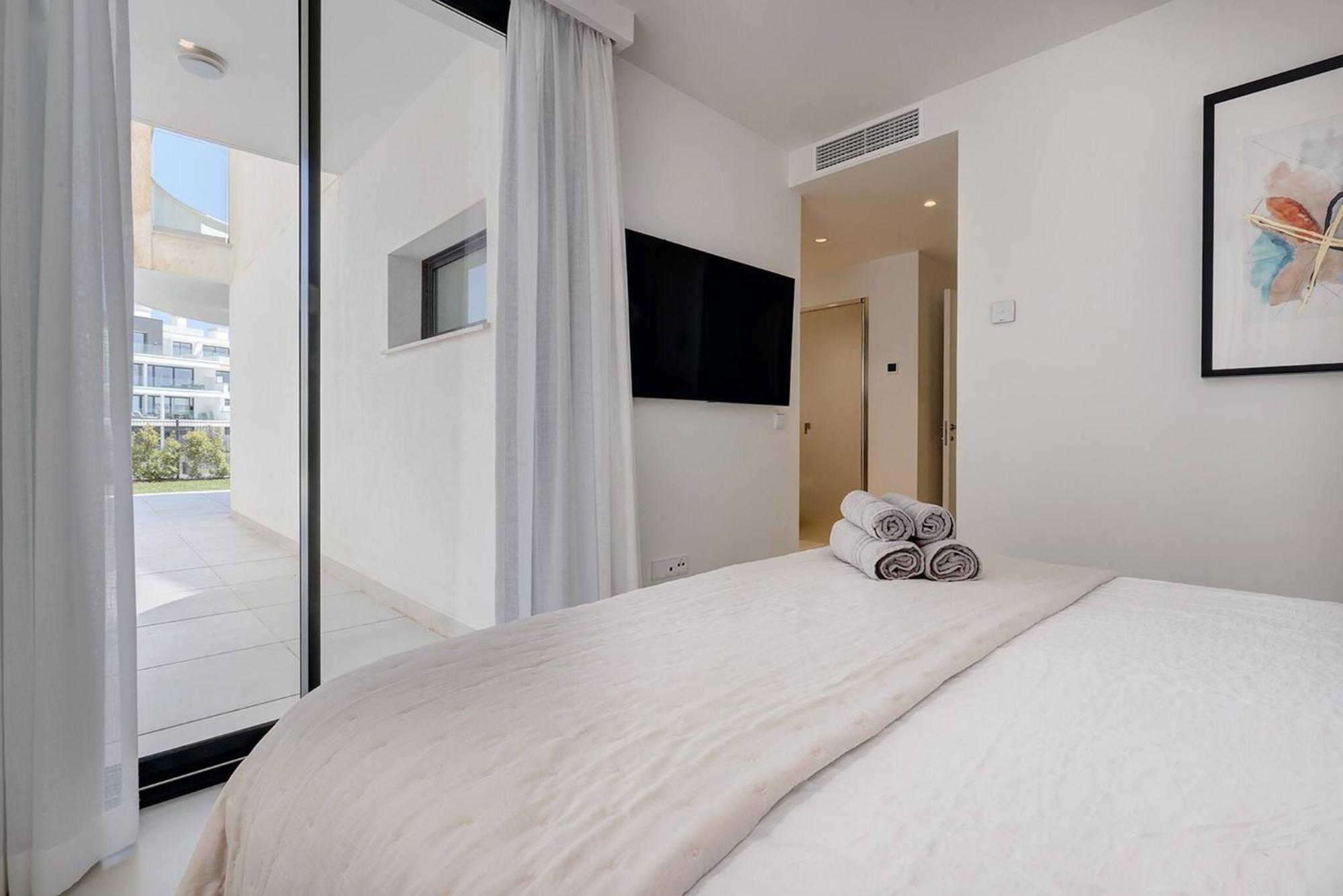 092 - Modern, Spacious El Higueron With Private Garden & Bbq Apartment